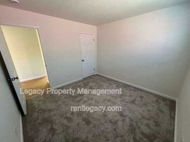 Building Photo - 1525 James St