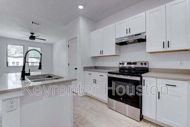 Building Photo - 5121 Southwind St