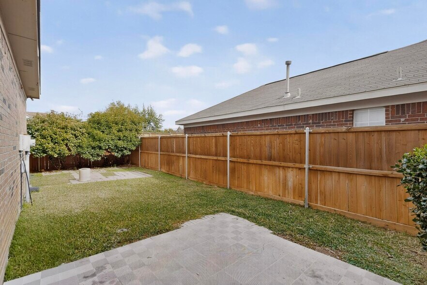 Building Photo - 636 Raintree Cir