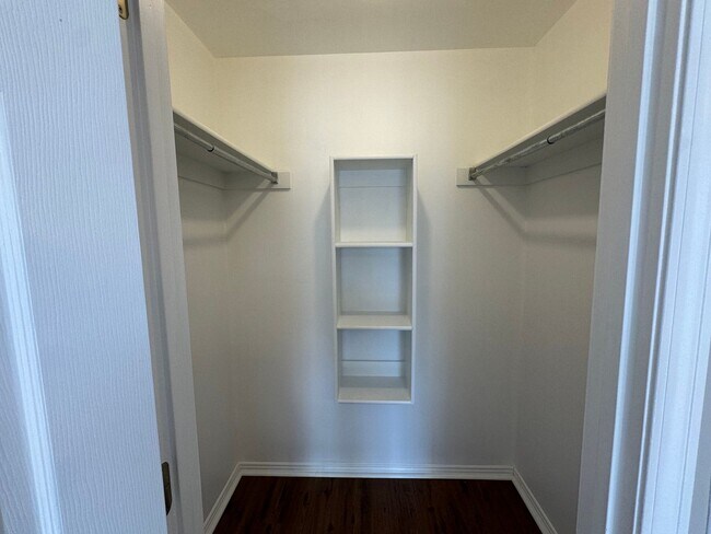 Building Photo - Just off Campus 8/15 Move In!