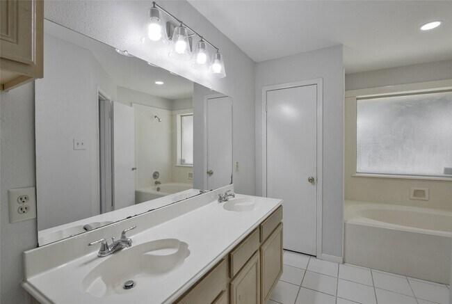 Building Photo - 2311 Old Oak Ln