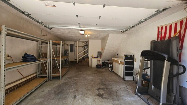 Building Photo - 445 W Chickasaw Rd