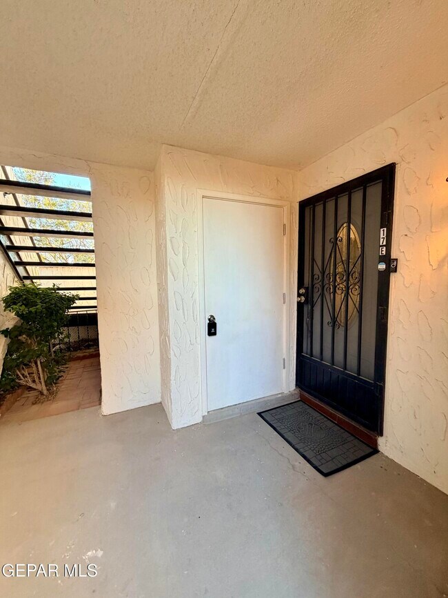Building Photo - 6201 Escondido Dr