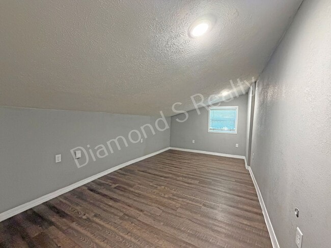 Building Photo - Spacious, Clean 3 Bedroom Home + Bonus Room Available!