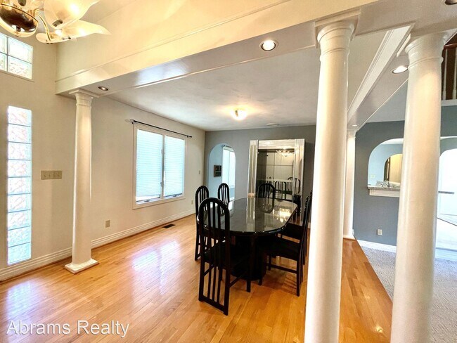 Building Photo - 4 br, 2.5 bath House - 725 Dickens Pl