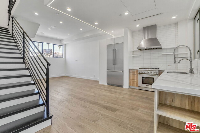 Building Photo - 1447 N Martel Ave