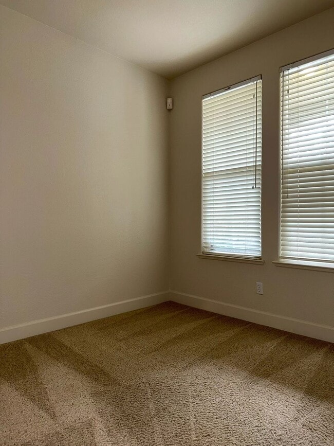 Building Photo - Pleasing 5/2 near college and UC