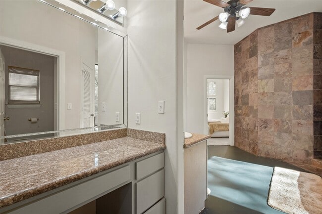 Building Photo - 5 Oak Crest Cir