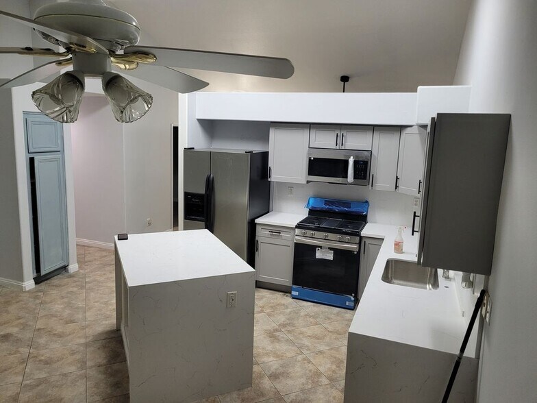 Building Photo - 18885 Oakview Way