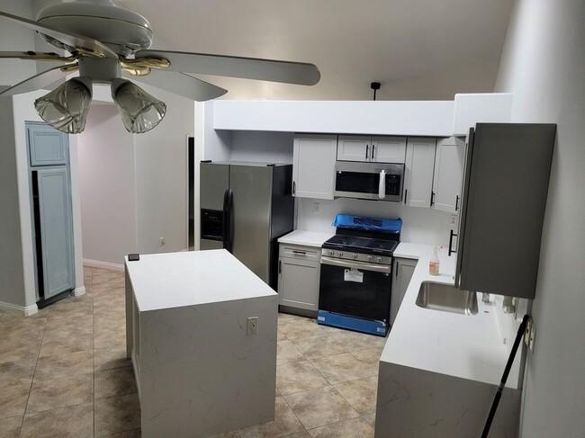 Building Photo - 18885 Oakview Way