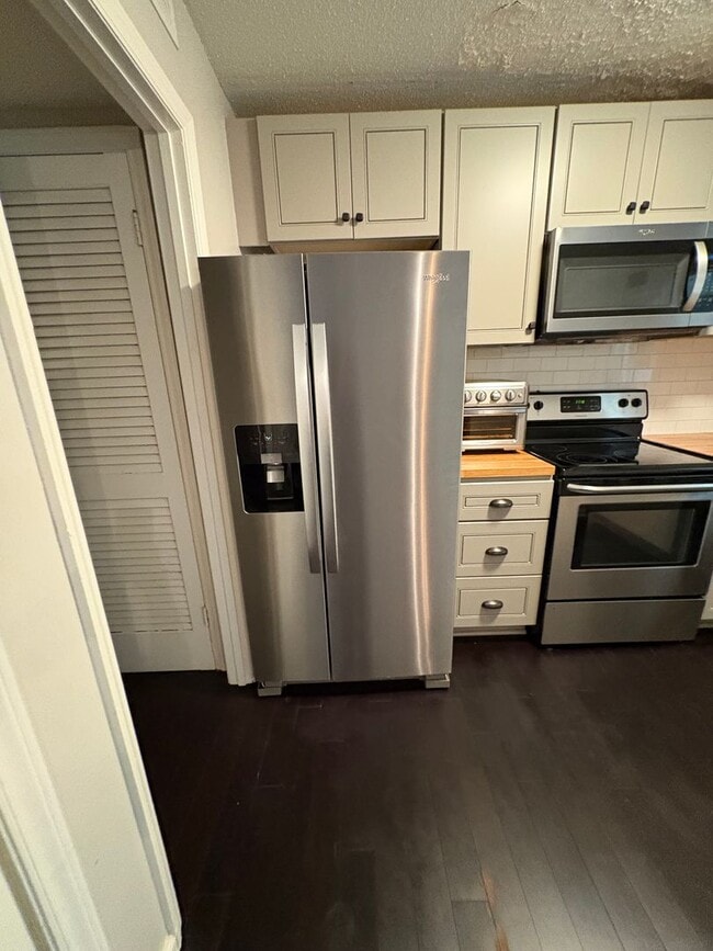 Building Photo - Lovely 2 bedroom 1.5 Bath