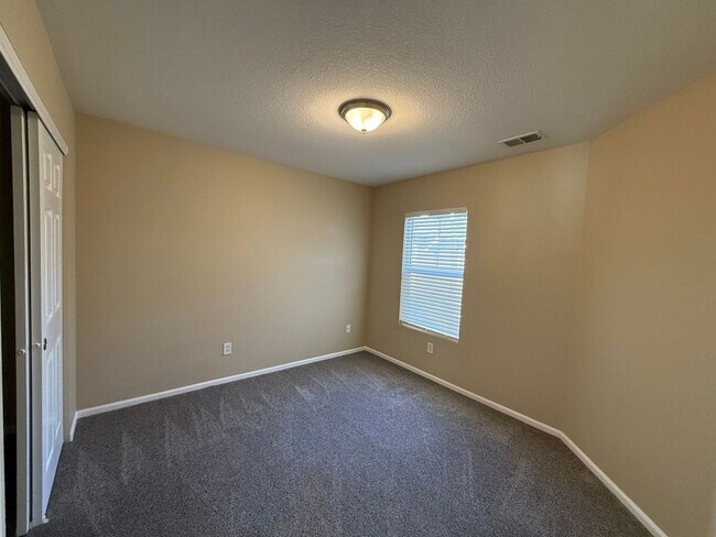 Building Photo - Modern 3-Bedroom Home with Stylish Upgrades