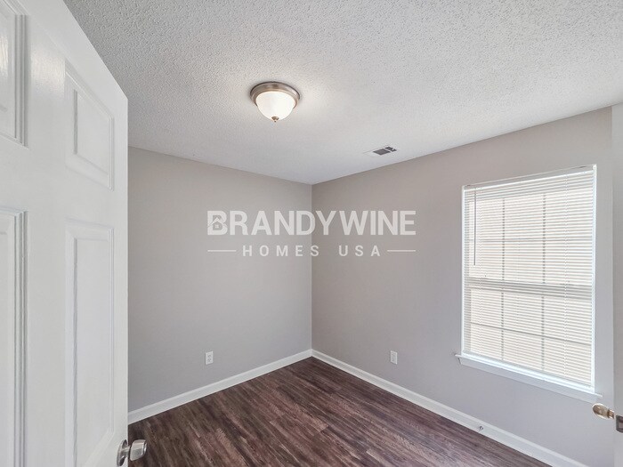 Building Photo - 2050 Tudor Dr