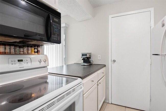 Building Photo - 4215 E Bay Dr