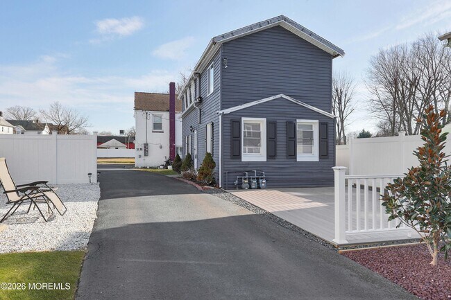 Building Photo - 12 Main St