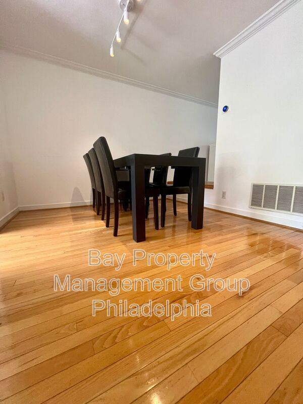 Building Photo - 834 N Newkirk St