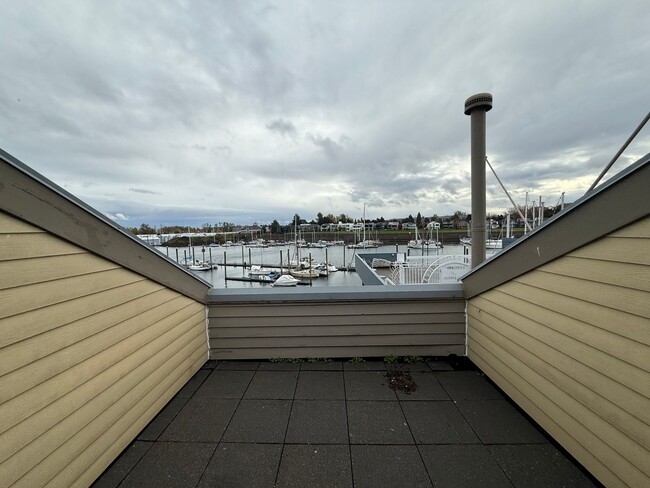 Building Photo - Beautiful 1Bd/1.5Ba Waterfront Condo ~ Gre...