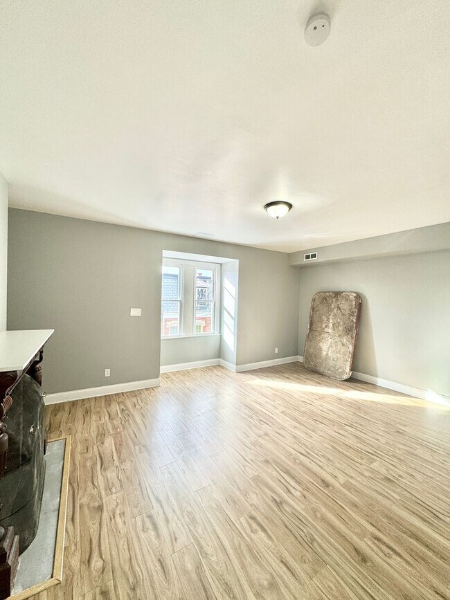 Building Photo - renovated 4 bedroom and 2 bathroom townhouse