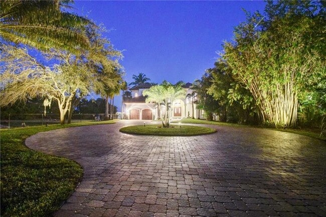 Building Photo - 1320 S Lakeside Dr