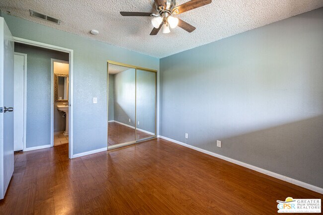 Building Photo - 550 N Villa Ct