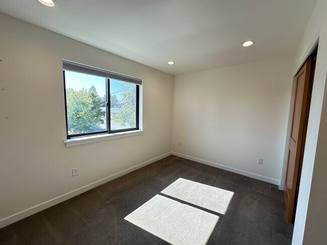 Building Photo - 1502 N 3rd St
