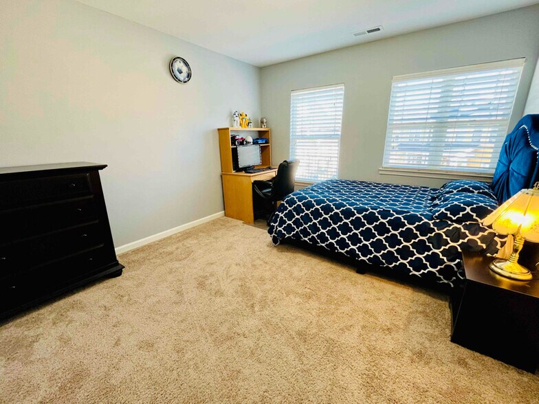 Building Photo - 876 Queen City Cres