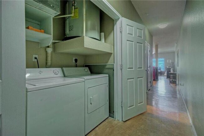 Building Photo - Great 1 bedroom on the corner of the 3rd f...
