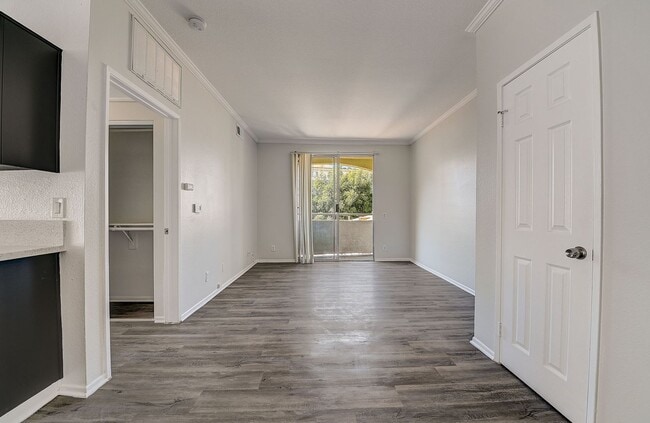 Interior Photo - 14900 Moorpark Street