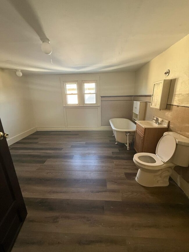 Building Photo - 3 bedrooms house 1.5 bath
