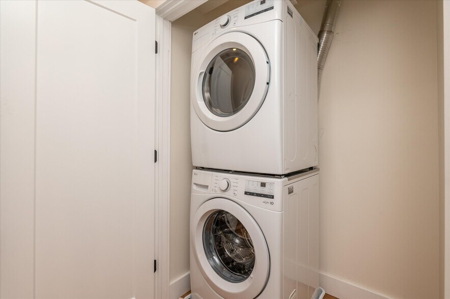 Building Photo - 318 Webster St NW