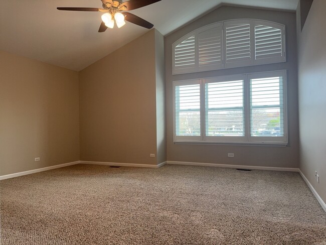 Building Photo - 552 Fairfax Ln