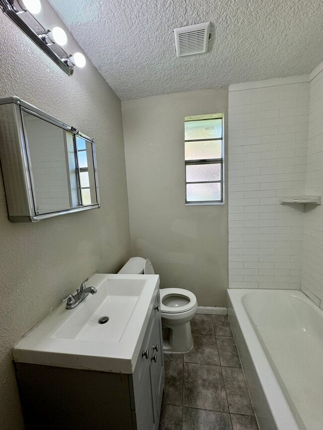 Building Photo - Home for Rent - ** Renovated** 3/2 Single ...