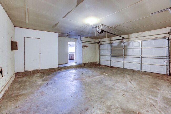 Building Photo - 4 Bed / 2 Bath In South Tulsa!