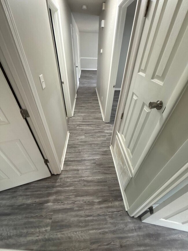 Building Photo - FOR RENT