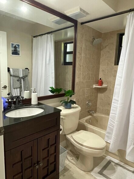 Small bathroom - 7942 Lexington Club Blvd
