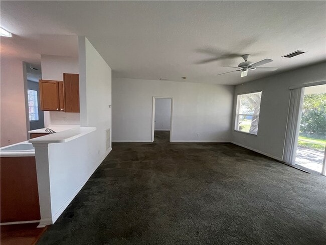 Building Photo - 865 10th Dr