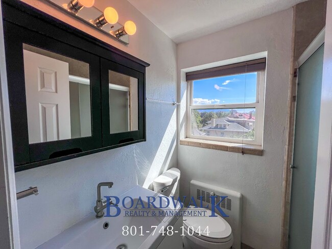 Building Photo - Beautiful Top Floor University Condo with ...