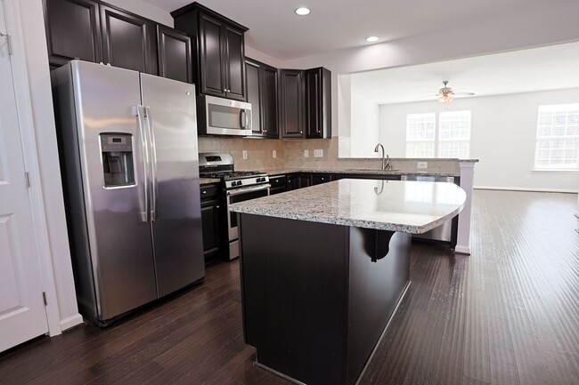 Building Photo - Move-in ready Townhome in Wenworth Green C...