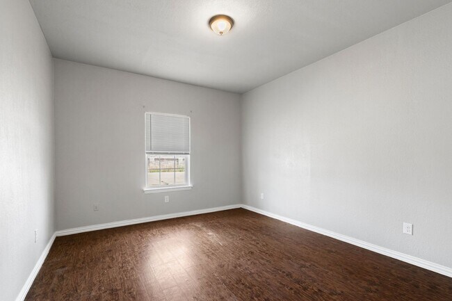 Building Photo - Jewel St- Duplex