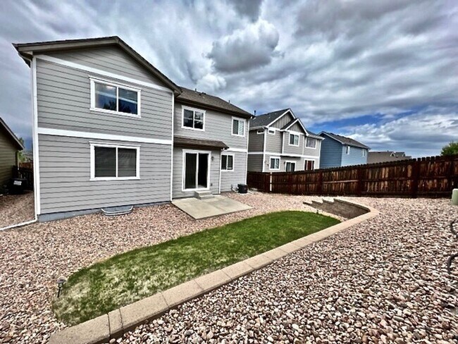 Building Photo - FABULOUS 4 BEDROOM HOME IN EASTVIEW ESTATES!!