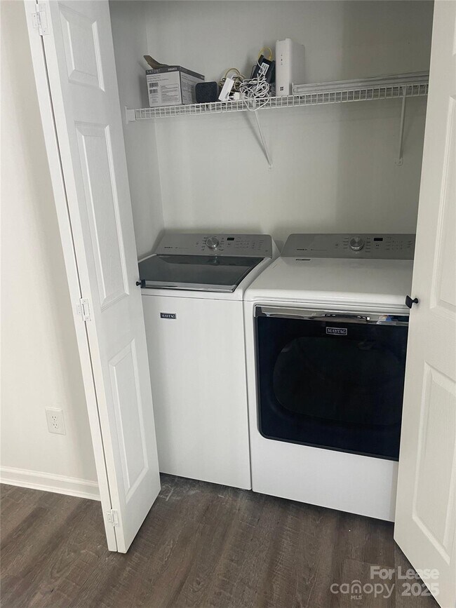 Building Photo - 242 Amir Cir