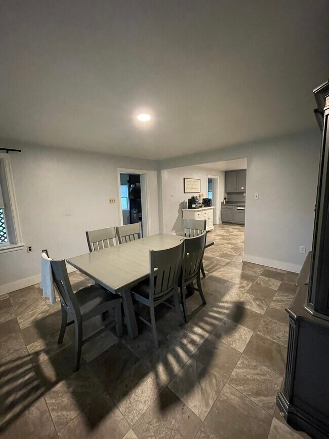 Building Photo - 2250 Creek Hill Rd