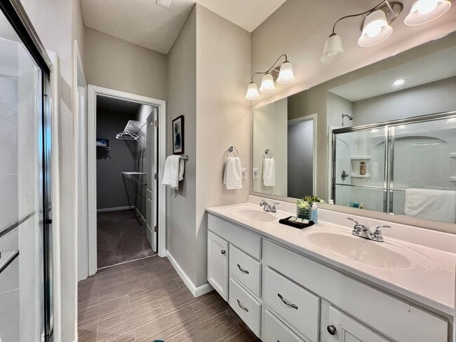 Building Photo - Fully Furnished Luxury Corporate Rental - ...