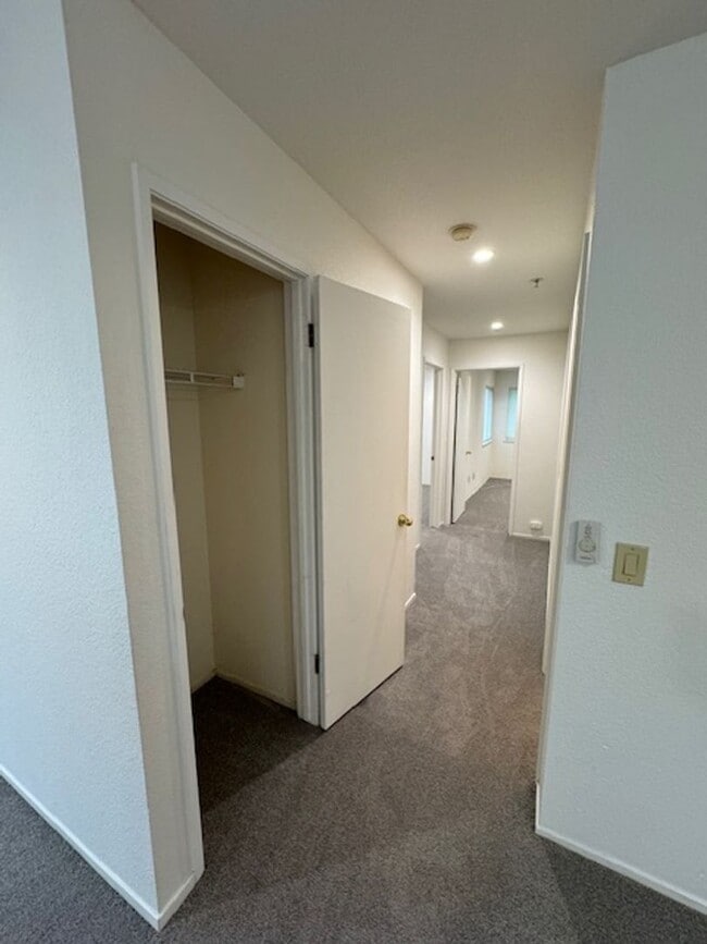 Building Photo - Beautiful 3 Bedroom, 2 Bathroom Upstairs C...