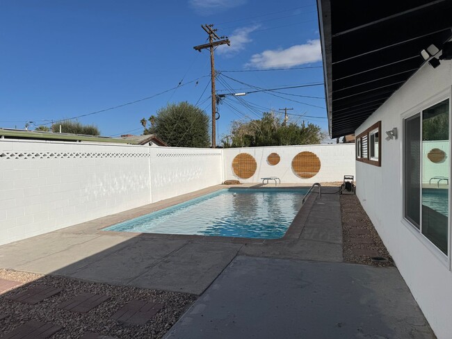 Building Photo - Beverly Green Large Home with Pool and In-...