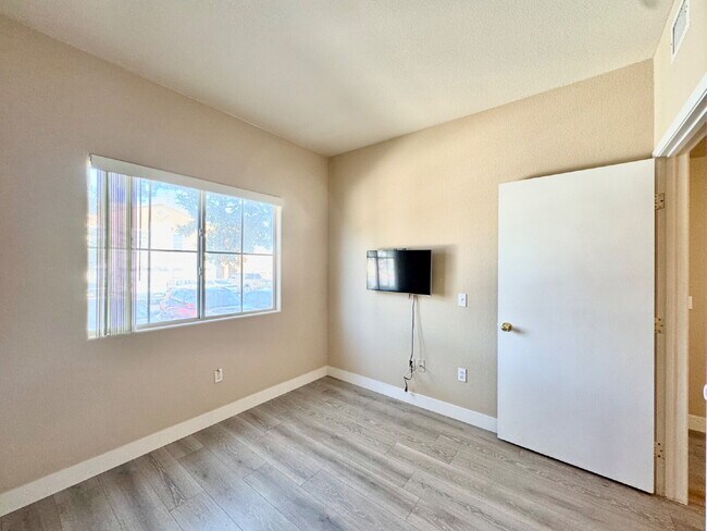 Building Photo - Beautifully Updated Downstairs 3-Bedroom, ...