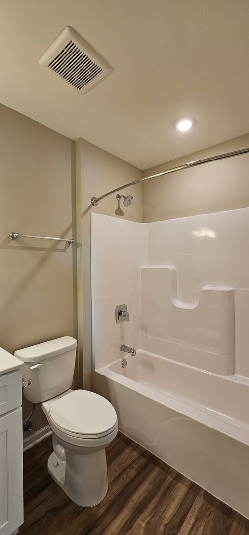 Building Photo - 1 Bedroom, 1 Bathroom, Mid, Second Floor, ...