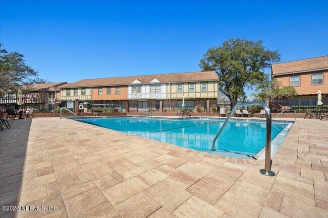 Building Photo - 8140 Sutton Pl N