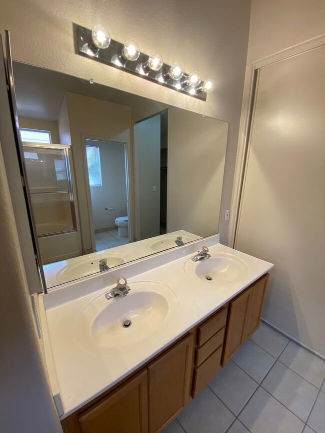 Building Photo - Great 3 bedroom/2 bathroom home in Henderson