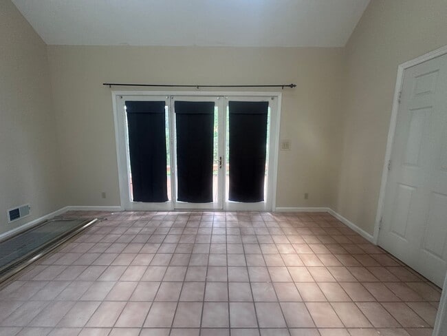 Building Photo - 1002 Juniper Springs Dr